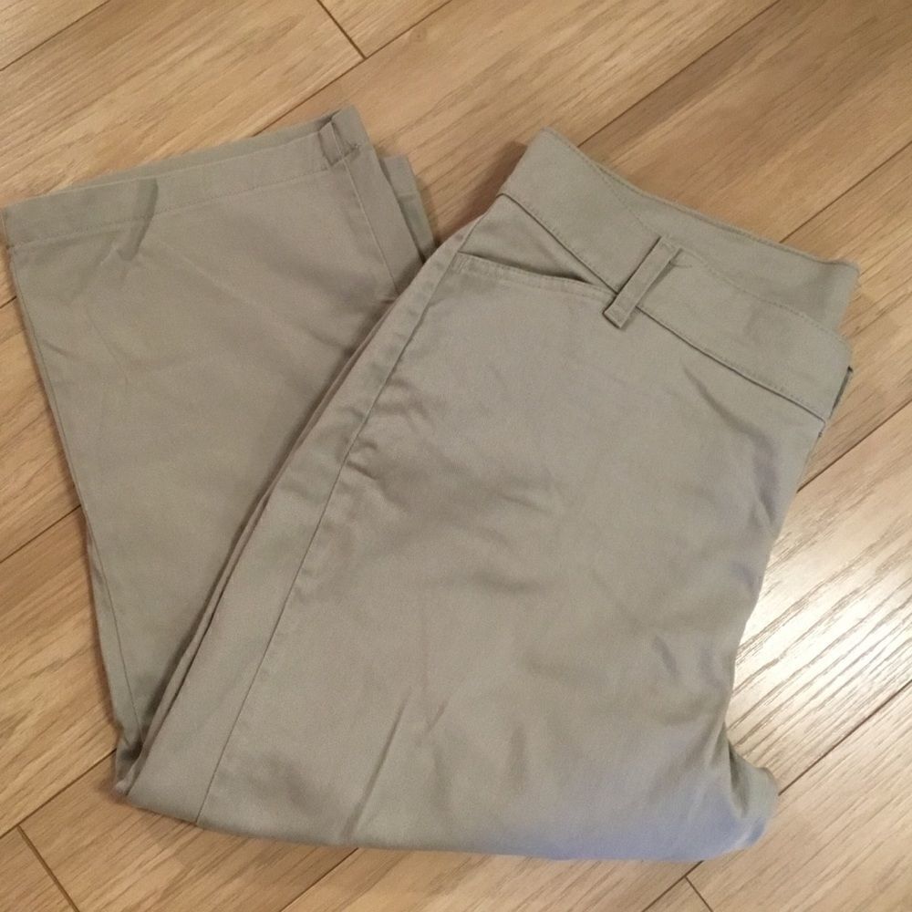 Women’s Size 16 Tan Capri Slacks (Riders Tag removed)